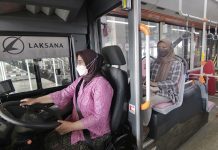 Peringati Hari Kartini, Driver Suroboyo Bus Kenakan Pakaian Kebaya