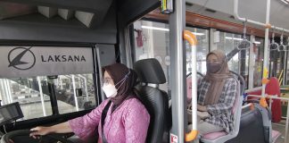 Peringati Hari Kartini, Driver Suroboyo Bus Kenakan Pakaian Kebaya