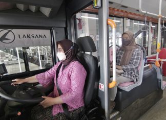 Peringati Hari Kartini, Driver Suroboyo Bus Kenakan Pakaian Kebaya