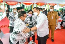 Salurkan Bantuan untuk Guru dan Tenaga Pendidik, Wali Kota Eri Cahyadi: Jangan Sampai Ada yang Kesusahan