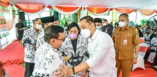 Salurkan Bantuan untuk Guru dan Tenaga Pendidik, Wali Kota Eri Cahyadi: Jangan Sampai Ada yang Kesusahan