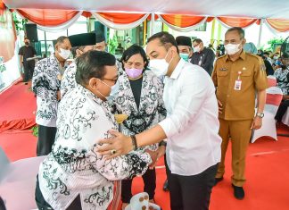 Salurkan Bantuan untuk Guru dan Tenaga Pendidik, Wali Kota Eri Cahyadi: Jangan Sampai Ada yang Kesusahan