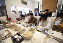Makan Bareng Mantan Gubernur Jatim Imam Utomo Usai Sholat Jumat, Ini yang Disampaikan Wali Kota Eri Cahyadi