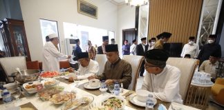Makan Bareng Mantan Gubernur Jatim Imam Utomo Usai Sholat Jumat, Ini yang Disampaikan Wali Kota Eri Cahyadi