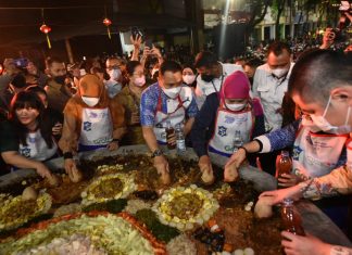 Gelar Festival Rujak Uleg, Wali Kota Eri Cahyadi: Momentum Kebangkitan Ekonomi dan Trigger Hidupkan Kya-Kya