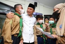 Genap Berusia 45 Tahun, Wali Kota Eri Cahyadi Dapat Kejutan dari Pelajar Usai Sholat Jumat