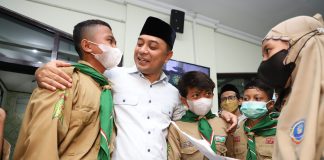 Genap Berusia 45 Tahun, Wali Kota Eri Cahyadi Dapat Kejutan dari Pelajar Usai Sholat Jumat