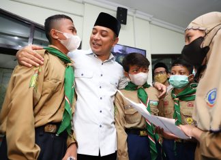 Genap Berusia 45 Tahun, Wali Kota Eri Cahyadi Dapat Kejutan dari Pelajar Usai Sholat Jumat