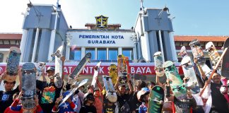 Rayakan Hari Skateboard Sedunia, 500 Skater Meluncur dari Balai Kota Surabaya