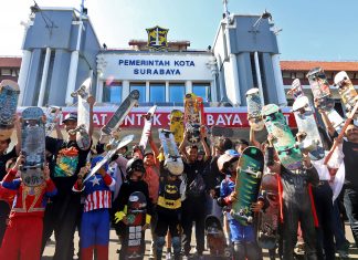 Rayakan Hari Skateboard Sedunia, 500 Skater Meluncur dari Balai Kota Surabaya