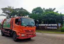 Atasi Bau Sampah, DLH Surabaya Tambah Armada Truk Compactor
