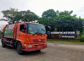 Atasi Bau Sampah, DLH Surabaya Tambah Armada Truk Compactor