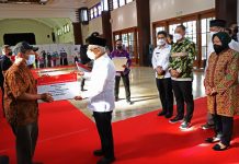 Wapres KH Ma’ruf Amin Tinjau Penyaluran Bansos kepada Lansia Penerima Manfaat di Surabaya