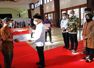 Wapres KH Ma’ruf Amin Tinjau Penyaluran Bansos kepada Lansia Penerima Manfaat di Surabaya