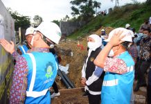Pantau Pengerjaan Pasokan Listrik 150 kV di Jembatan Suramadu, Gubernur Khofifah Pastikan Tidak Ada Penutupan Jalur Roda Dua