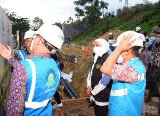Pantau Pengerjaan Pasokan Listrik 150 kV di Jembatan Suramadu, Gubernur Khofifah Pastikan Tidak Ada Penutupan Jalur Roda Dua