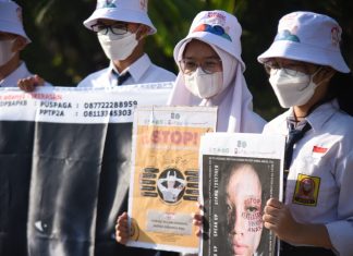 Pelajar Surabaya Turun ke Jalan Kampanyekan Stop Kekerasan pada Anak