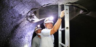 Wali Kota Eri Cahyadi Cek Pengerjaan Crossing Saluran hingga Nyemplung ke Gorong-gorong