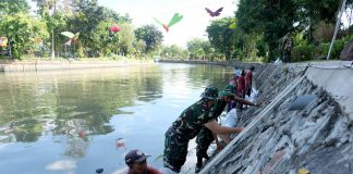 Pemkot Surabaya Kerja Bakti Bersama TNI AL di Sungai Kalimas, Hasilkan 63 Ton Sampah