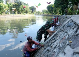 Pemkot Surabaya Kerja Bakti Bersama TNI AL di Sungai Kalimas, Hasilkan 63 Ton Sampah
