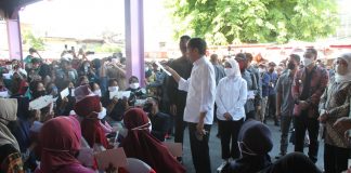 Presiden Jokowi Salurkan Bantuan PKH dan BPNT di Pasar Pucang Anom Surabaya