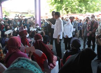 Presiden Jokowi Salurkan Bantuan PKH dan BPNT di Pasar Pucang Anom Surabaya