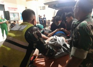 Anggota TNI-AD Bantu Evakuasi Korban Insiden Kanjuruhan Kanjuruhan Malang