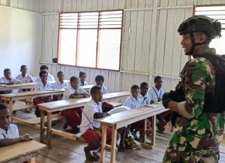 Satgas Yonmek 203/Arya Kemuning Jadi Tenaga Pengajar Satgas Yonmek 203/Arya Kemuning