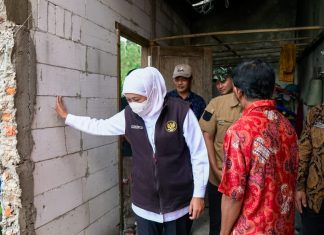 Tinjau Dampak Bencana Tanah Bergerak di Pacitan, Gubernur Khofifah Koordinasikan Lahan Relokasi Warga dan Siapkan Anggaran BTT Untuk Pembangunan Rumah Gubernur Jawa Timur