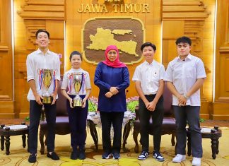 Bertemu Atlet Golf Juara Piala Gubernur di Grahadi, Gubernur Khofifah : Insya Allah Jatim Tidak Kekurangan Atlet Berprestasi Gubernur Jawa Timur Khofifah Indar Parawansa