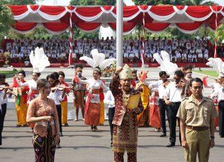 Kenakan Pakaian Adat Tradisional, 400 Warga Surabaya Ikuti Upacara di Balai Kota Hari Sumpah Pemuda