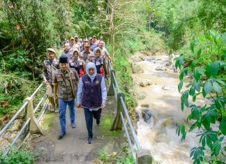Tinjau Dampak Longsor Desa Sumurup Trenggalek, Gubernur Khofifah : Pemprov Siapkan Lahan Untuk Relokasi dan BTT untuk Bangun Rumah Warga Terdampak Gubernur Jawa Timur