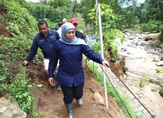 Waspadai Cuaca Ekstrim dan Hidrometeorologi , Gubernur Khofifah Imbau Masyarakat dan Pemda Lakukan Mitigasi dan Aktifkan Satgas Penanggulangan Bencana Gubernur Jawa Timur