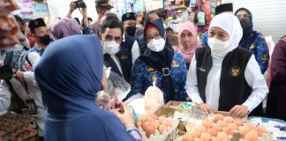 Temukan Harga Telur dan Beras Naik di Pasar Baru Gresik, Gubernur Khofifah Ajak Pemkab Aktif Kendalikan Inflasi untuk Jaga Daya Beli Masyarakat Gubernur Jawa Timur