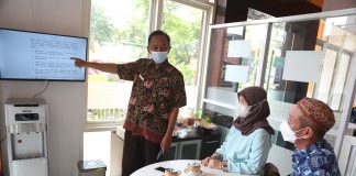 Pantau Pelayanan Publik di Kelurahan dan Kecamatan, Walikota Eri Cahyadi Bisa Memonitor Lewat CCTV di Ruang Kerjanya