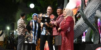Lima Kepala Daerah Fashion Show Batik di Karnaval Nang Tunjungan Surabaya Karnaval nang Tunjungan