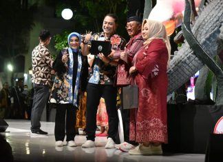 Lima Kepala Daerah Fashion Show Batik di Karnaval Nang Tunjungan Surabaya Karnaval nang Tunjungan
