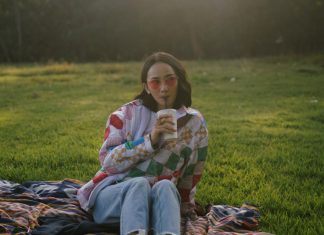 5 Tips Padu Padan Fesyen Stylish nan Praktis di Musim Hujan ala Tokopedia dan Leona Agustine Tokopedia