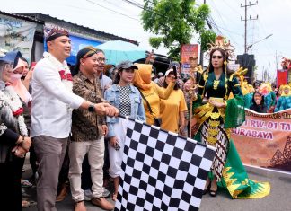 Ikut Pawai Bersih Desa di Tandes, Wali Kota Eri Cahyadi Jalan Kaki Sejauh 3 Kilometer Eri Cahyadi