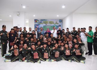 Suntik Semangat Kontingen Jatim di Final Piala KASAD Liga Santri, Gubernur Khofifah Optimis Kesebelasan Ponpes Darul Huda Mayak Ponorogo Raih Juara Liga Santri PSSI Piala Kasad