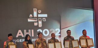 Wali Kota Eri Cahyadi Tiga Kali Raih Penghargaan Pemimpin Terpopuler di Media Eri Cahyadi Wali Kota Surabaya