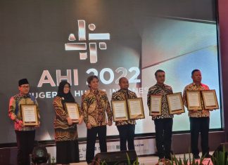 Wali Kota Eri Cahyadi Tiga Kali Raih Penghargaan Pemimpin Terpopuler di Media Eri Cahyadi Wali Kota Surabaya