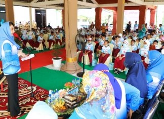 Arumi Bachsin Ajak Kader PKK dan Wali Murid Gencar Sosialisasikan Program Minum Susu, Makan Telor dan Daging bagi Pelajar SD