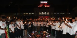 Dari Surabaya untuk Kanjuruhan, Wali Kota Eri Cahyadi Berdoa dan Nyalakan Lilin Bersama Ribuan Suporter Kanjuruhan