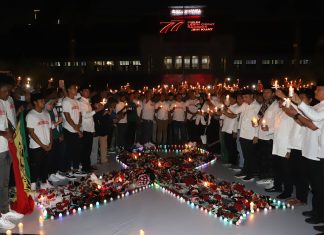 Dari Surabaya untuk Kanjuruhan, Wali Kota Eri Cahyadi Berdoa dan Nyalakan Lilin Bersama Ribuan Suporter Kanjuruhan