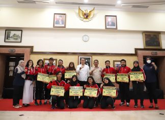 Wali Kota Eri Serahkan Bonus Atlet Porprov Jatim: Totalnya Mencapai Rp17 Miliar