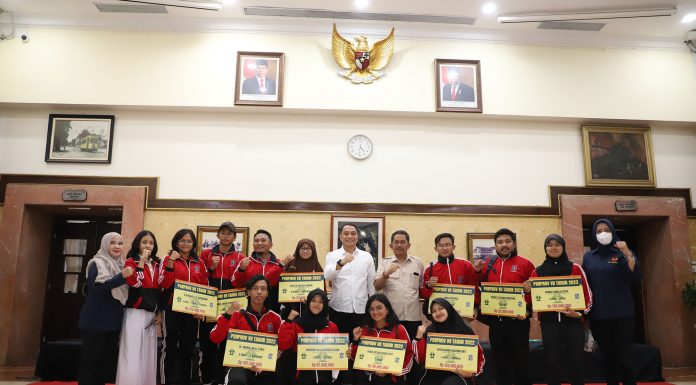 Wali Kota Eri Serahkan Bonus Atlet Porprov Jatim: Totalnya Mencapai Rp17 Miliar