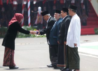 Gubernur Serahkan Sertifikat WBTB Sholawat Badar dan Penghargaan Jer Basuki Mawa Beya Hari Santri