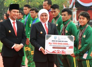 Di Hari Pahlawan, Gubernur Khofifah Berikan Bonus Bagi Atlet Berprestasi dan Anugerahkan Lencana Jer Basuki Mawa Beya Perak pada 13 Tokoh Olah Raga