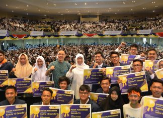 Gubernur Khofifah Apresiasi UNAIR Lolos di Peringkat 369 pada Top 500 Perguruan Tinggi Dunia Gubernur Jawa Timur